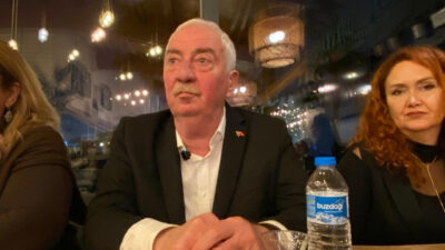 CHP Beykoz İlçe Başkanlığı’na seçildikten sonra Beykoz Belediyesi önünde yapmış