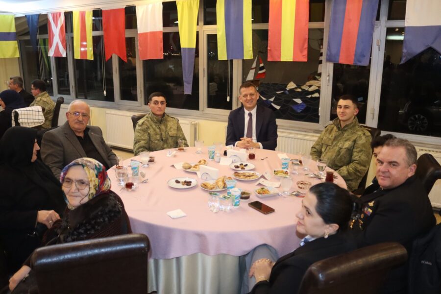 İstanbul Boğaz Komutanlığı Beykoz Anadolukavağı Mahallesindeki Karargahında bir iftar yemeği