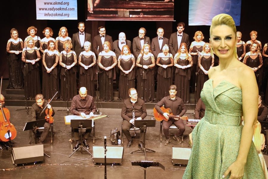 TRT Sanatçısı Melda Kuyucu Kılıç’ın koro şefi olduğu Acarkent Musiki