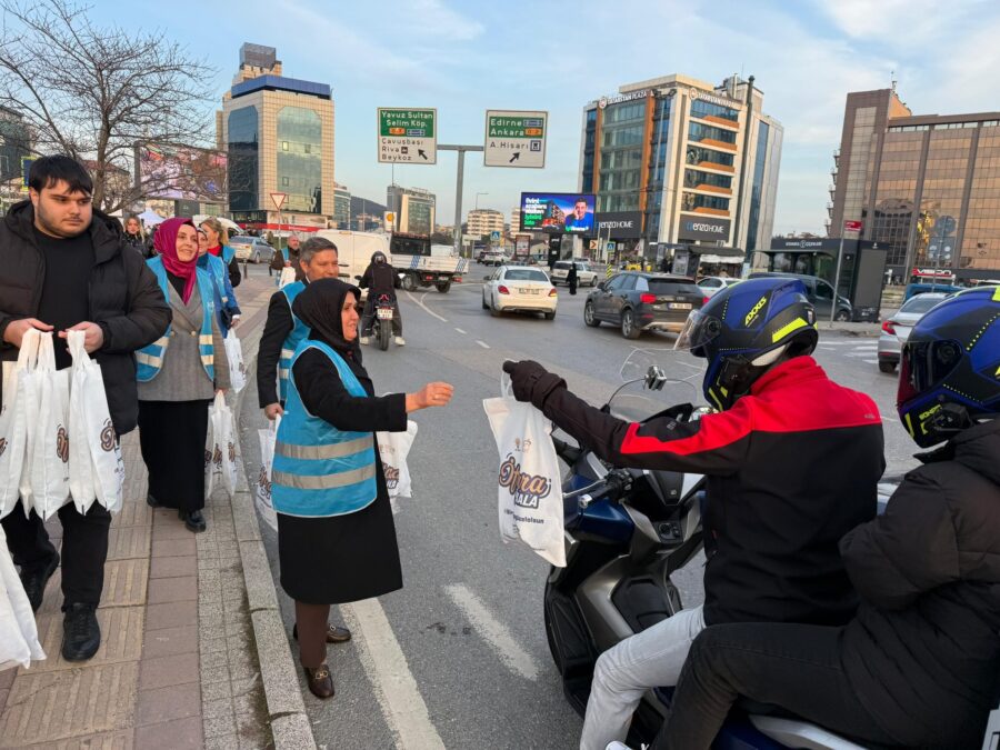 AK Parti’nin mavi yeleklileri iftara 5 kala yollarda 1 AK Parti Beykoz İlçe Başkanlığı, bir gelenek haline gelen iftara 5 kala uygulamasını bu ramazanda da sürdürüyor.