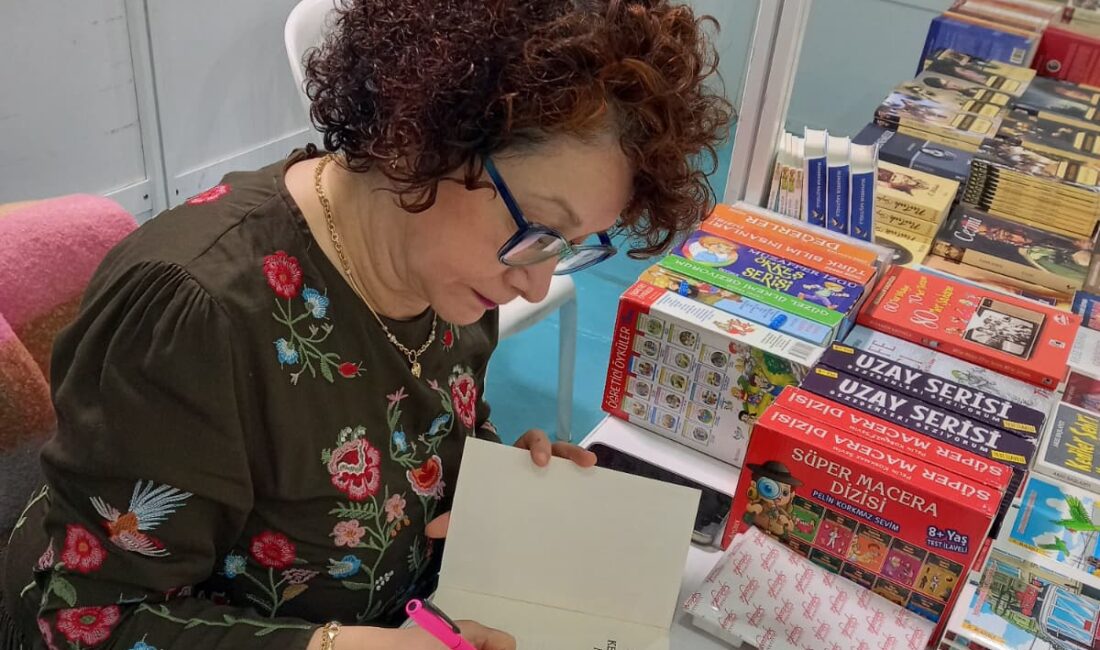 İstanbul Valiliği projesi kapsamında farklı ilçelerde düzenlenen kitap fuarı imza