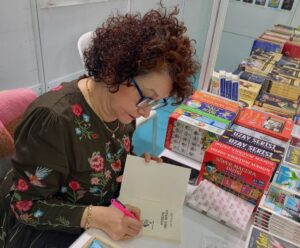 İstanbul Valiliği projesi kapsamında farklı ilçelerde düzenlenen kitap fuarı imza