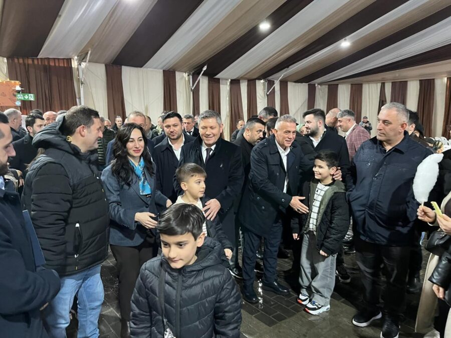 Ramazan ayının ardından Beykoz’da yoğun bir bayramlaşma programı yaşandı… Başta Beykoz Belediye Başkan Vekil Özlem Vural Gürzel olmak üzere, siyasi partiler ve STK’lar düzenledikleri bayramlaşma programlarında vatandaşlarla bir araya geldi.