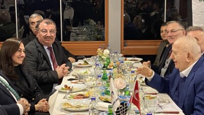 Beykoz Artvinliler Derneği’nin iftar yemeği adeta bir düğün havasında geçti.