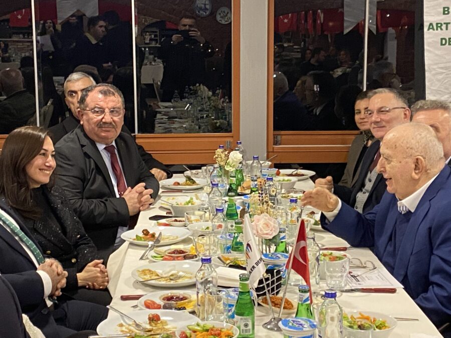 Beykoz Artvinliler Derneği’nin iftar yemeği adeta bir düğün havasında geçti.