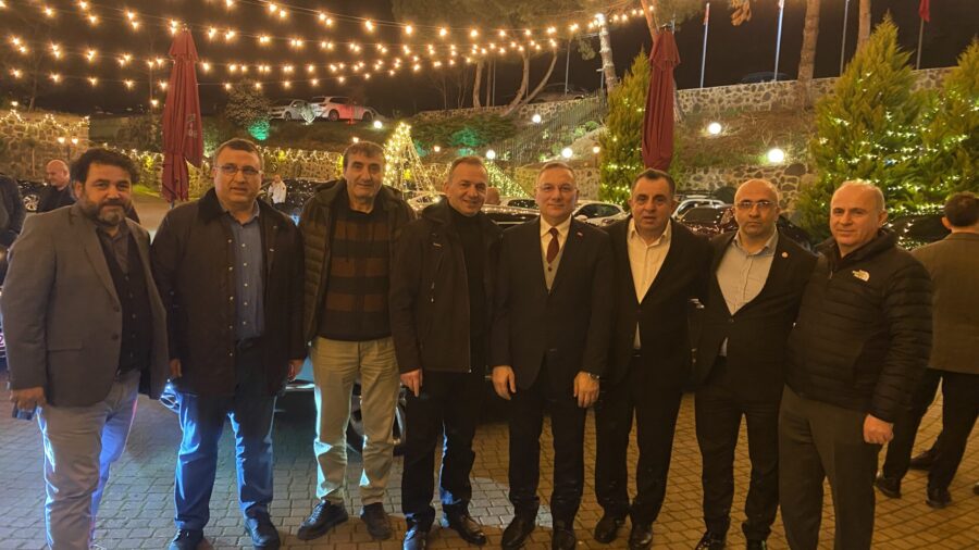 Beykoz Artvinliler Derneği’nin iftar yemeği adeta bir düğün havasında geçti. Oldukça yoğun bir katılımın olduğu iftar yemeğine Beykoz dışından gelen Belediye Başkanları da vardı.