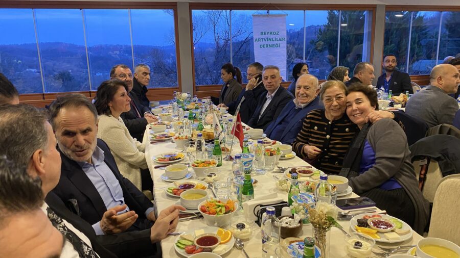 Beykoz Artvinliler Derneği’nin iftar yemeği adeta bir düğün havasında geçti. Oldukça yoğun bir katılımın olduğu iftar yemeğine Beykoz dışından gelen Belediye Başkanları da vardı. 