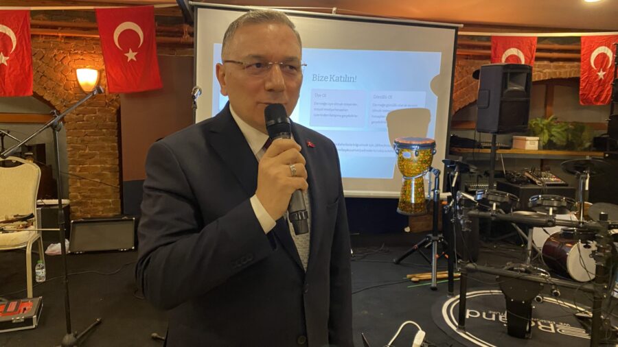 Beykoz Artvinliler Derneği’nin iftar yemeği adeta bir düğün havasında geçti. Oldukça yoğun bir katılımın olduğu iftar yemeğine Beykoz dışından gelen Belediye Başkanları da vardı.