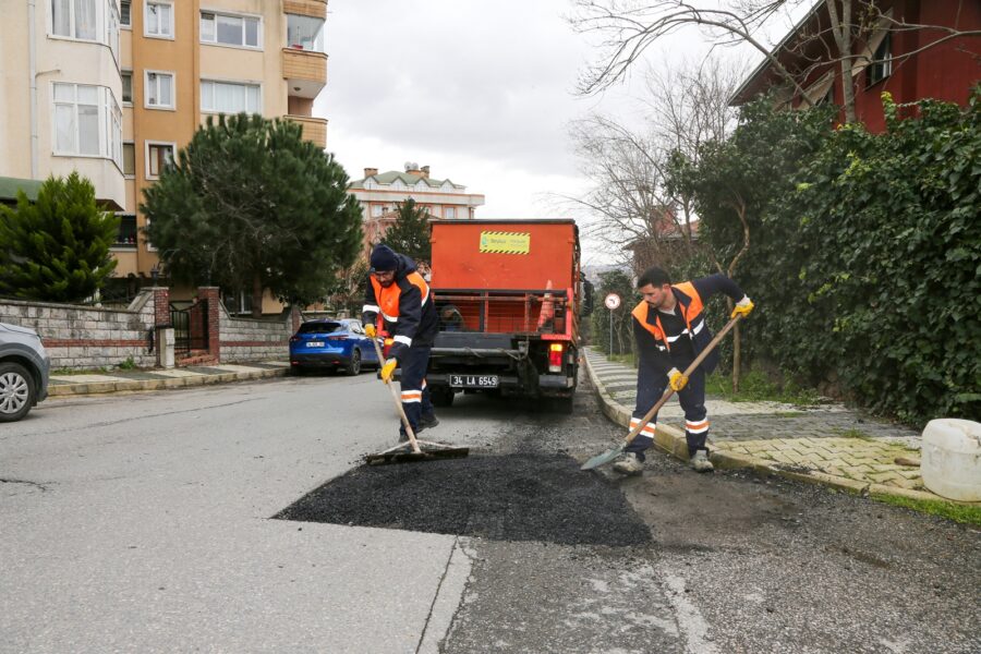 Beykoz Belediyesi yolları yama yöntemi ile onarıyor 1 Beykoz Belediyesi, kış aylarının ardından ilçe genelindeki yollarda oluşan bozulmalara karşı onarım çalışması başlattı.