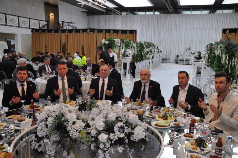 beykoz dernekler birligi iftar sofrasi kurdu 7 e1773086754385