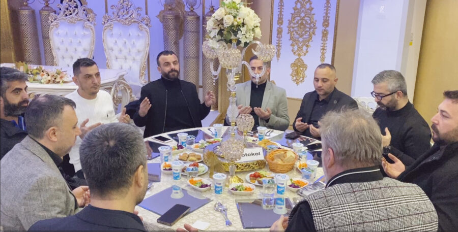 Saadet Partisi Beykoz İlçe Başkanlığı, Kavacık Beyaz Saray’da kurmuş olduğu iftar sofrasında, teşkilatını ve Beykoz’un dinamiklerini ağırladı.