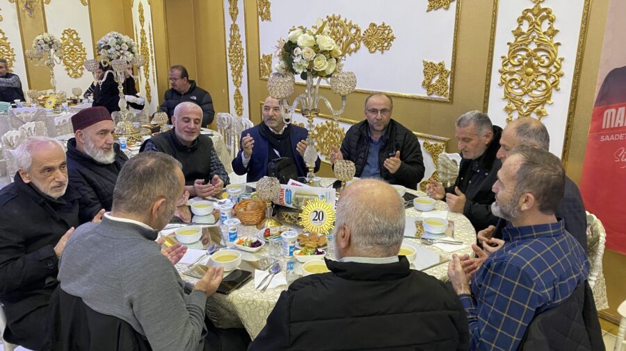 Saadet Partisi Beykoz İlçe Başkanlığı, Kavacık Beyaz Saray’da kurmuş olduğu iftar sofrasında, teşkilatını ve Beykoz’un dinamiklerini ağırladı.