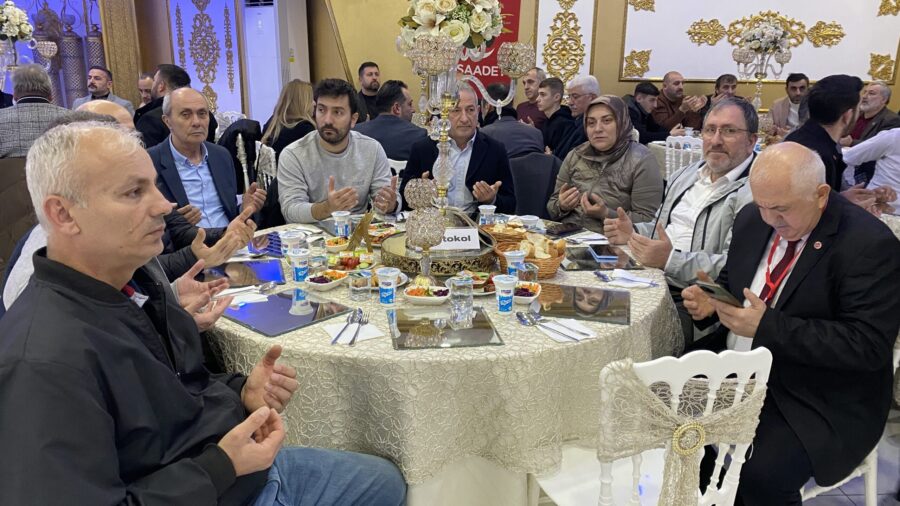 Saadet Partisi Beykoz İlçe Başkanlığı, Kavacık Beyaz Saray’da kurmuş olduğu iftar sofrasında, teşkilatını ve Beykoz’un dinamiklerini ağırladı.