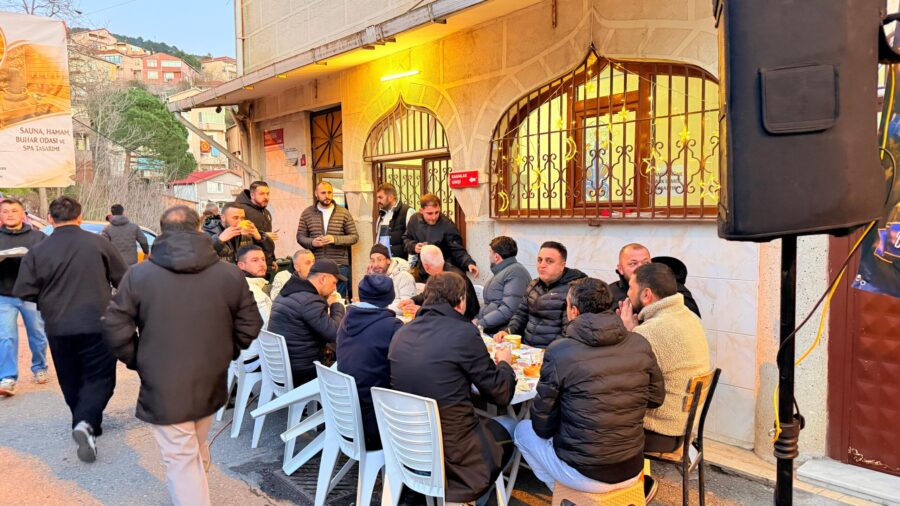 Beykoz’da gençler mahalleliyi iftar sofrasında buluşturdu 2 beykozda gencler mahalleliyi iftar sofrasinda bulusturdu 2 scaled e1772403005682