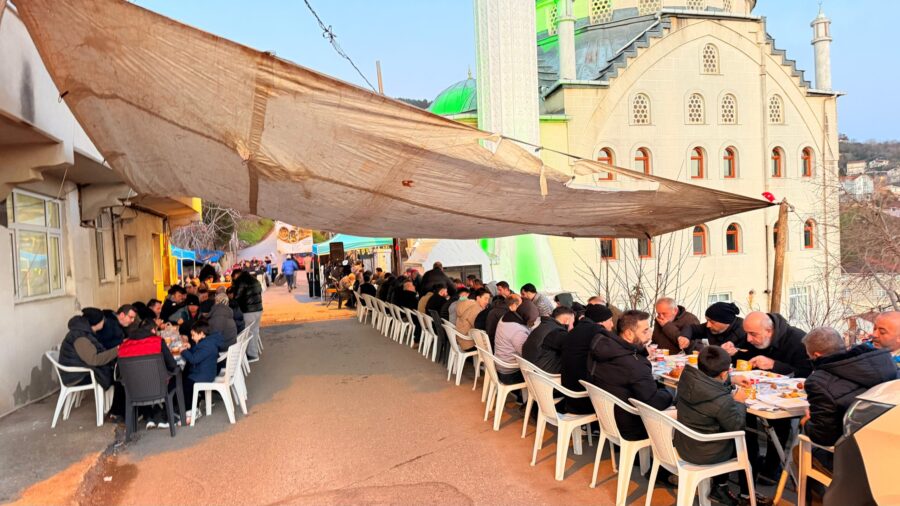 Beykoz’da gençler mahalleliyi iftar sofrasında buluşturdu 5 beykozda gencler mahalleliyi iftar sofrasinda bulusturdu 5 scaled e1772403080437