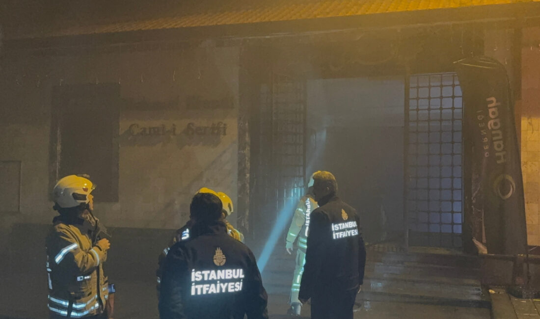 Beykoz’da bulunan Mahmud Efendi Camisi’nde çıkan yangın, itfaiye ekiplerinin hızlı