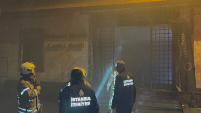 Beykoz’da bulunan Mahmud Efendi Camisi’nde çıkan yangın, itfaiye ekiplerinin hızlı