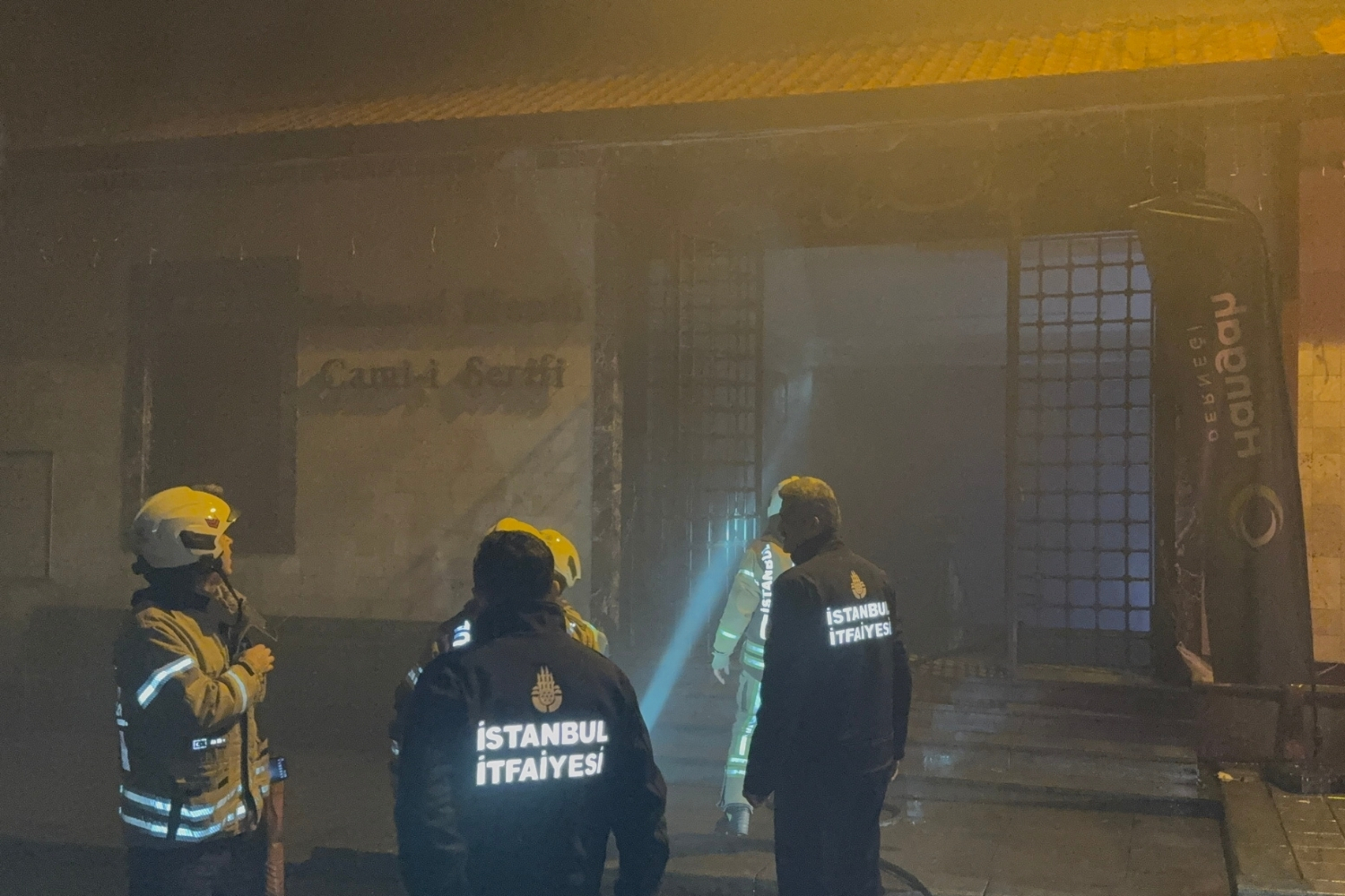 Beykoz’da bulunan Mahmud Efendi Camisi’nde çıkan yangın, itfaiye ekiplerinin hızlı