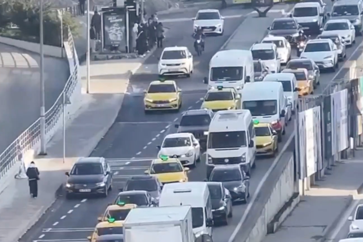 Beykoz İlçe Emniyet Müdürlüğü ekipleri, trafiğin yoğun olduğu noktalarda drone