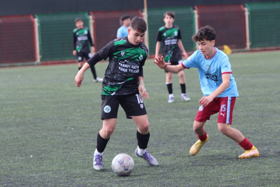 İstanbul Amatör Ligleri U15 Yaş Kategorisi 41. Grubunda Şampiyonluk yarışını bırakmayan Beykoz İlçesi temsilcisi Gümüşsuysupor, Paşabahçe Stadında oynanan karşılaşmada Örnek Gençler Sk takımı karşısında sahadan 3-0 galip ayrıldı.