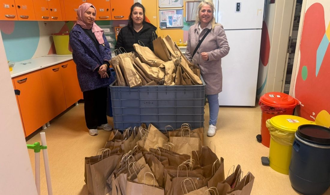 Beykoz Halk Eğitimi Merkezi, dikiş atölyesi öğretmenleri ve kursiyerleriyle birlikte