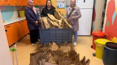 Beykoz Halk Eğitimi Merkezi, dikiş atölyesi öğretmenleri ve kursiyerleriyle birlikte