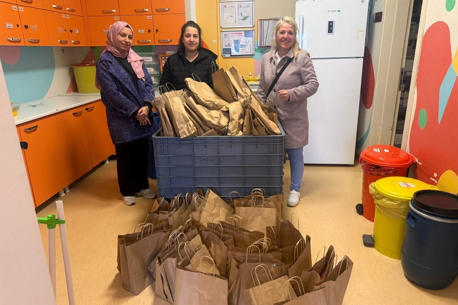 Beykoz Halk Eğitimi Merkezi, dikiş atölyesi öğretmenleri ve kursiyerleriyle birlikte