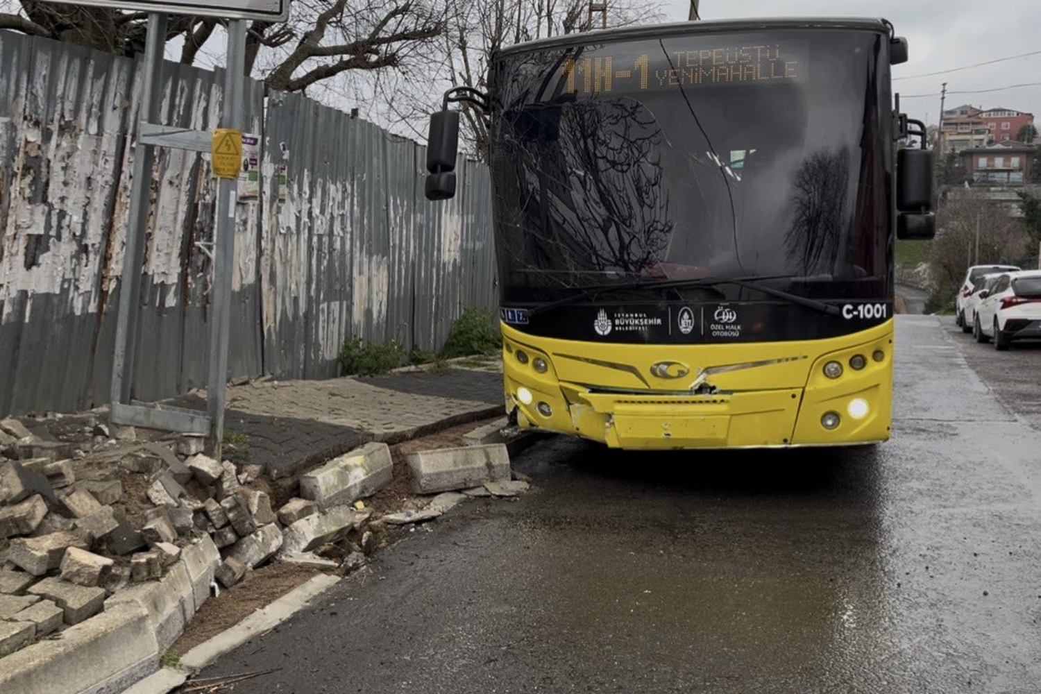 Beykoz’da meydana gelen trafik kazasında, yokuş aşağı ilerleyen İETT otobüsünün