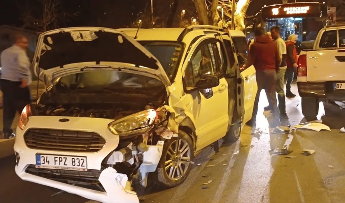 Beykoz’un Ortaçeşme Mahallesi’nde iki aracın kafa kafaya çarpışması sonucu maddi