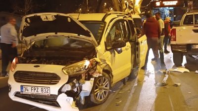Beykoz’un Ortaçeşme Mahallesi’nde iki aracın kafa kafaya çarpışması sonucu maddi