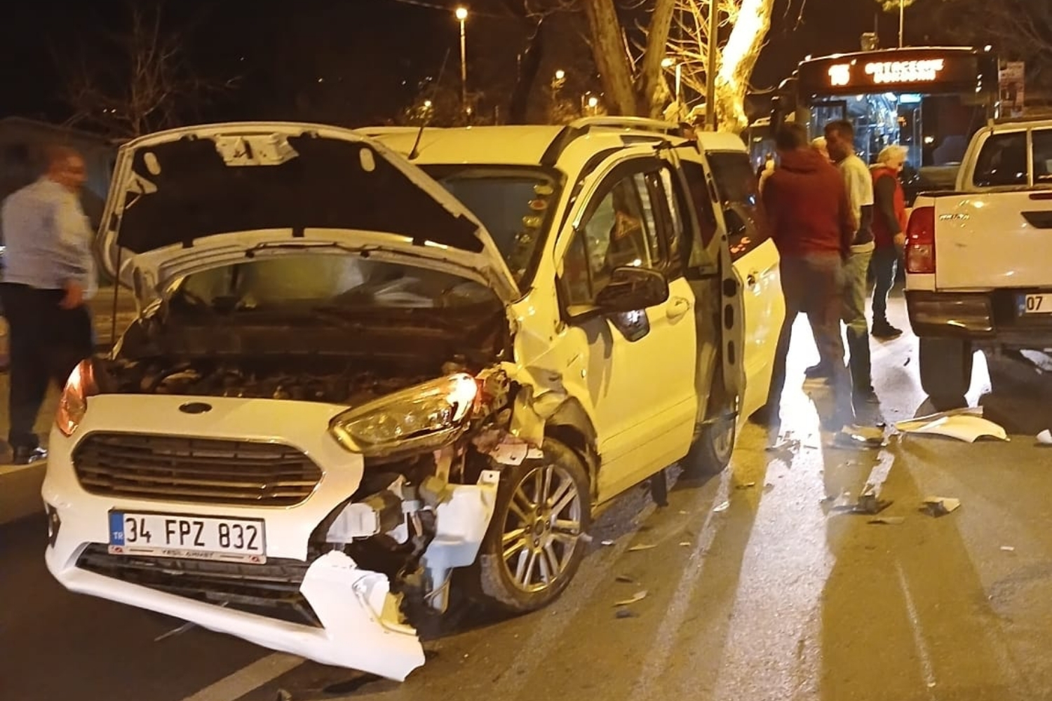 Beykoz’un Ortaçeşme Mahallesi’nde iki aracın kafa kafaya çarpışması sonucu maddi