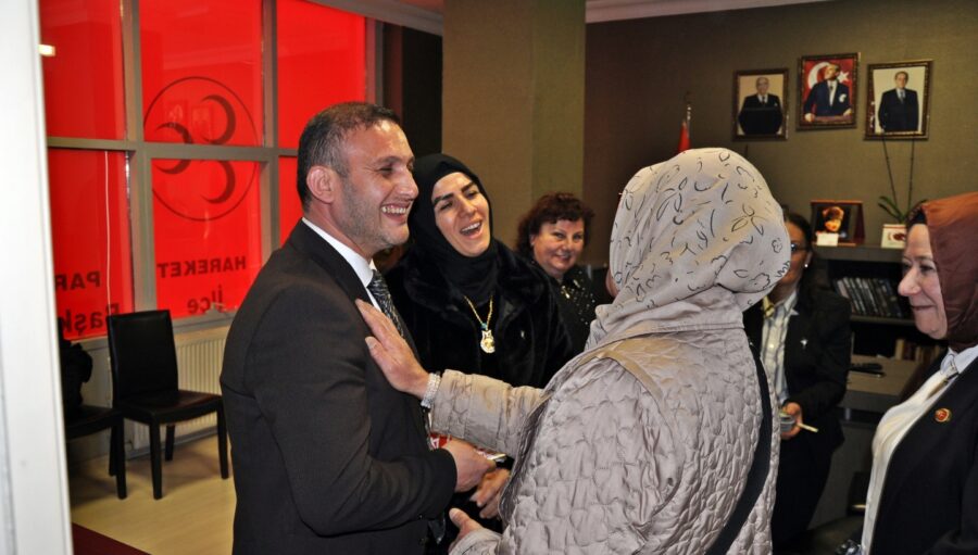 Ramazan ayının ardından Beykoz’da yoğun bir bayramlaşma programı yaşandı… Başta Beykoz Belediye Başkan Vekil Özlem Vural Gürzel olmak üzere, siyasi partiler ve STK’lar düzenledikleri bayramlaşma programlarında vatandaşlarla bir araya geldi.