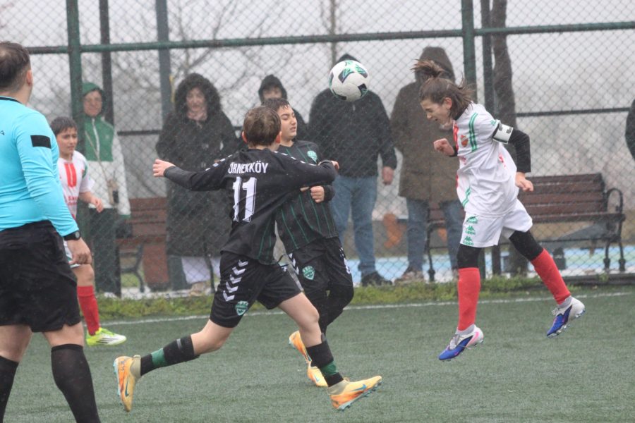 Beykoz’da U11 Futbol Şenliği başladı 2 TFF Tarafından iller bazında puan hesabı olmadan bir futbol şenliği şeklinde geçecek olan U11yaş grubu karşılaşmalarında ilk hafta heyecanı yaşandı.