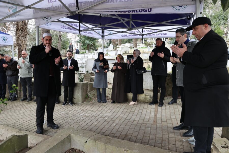Beykoz Belediye Başkan Vekili Özlem Vural Gürzel, merhum Belediye Başkanı Yücel Çelikbilek’i kabri başında andı.