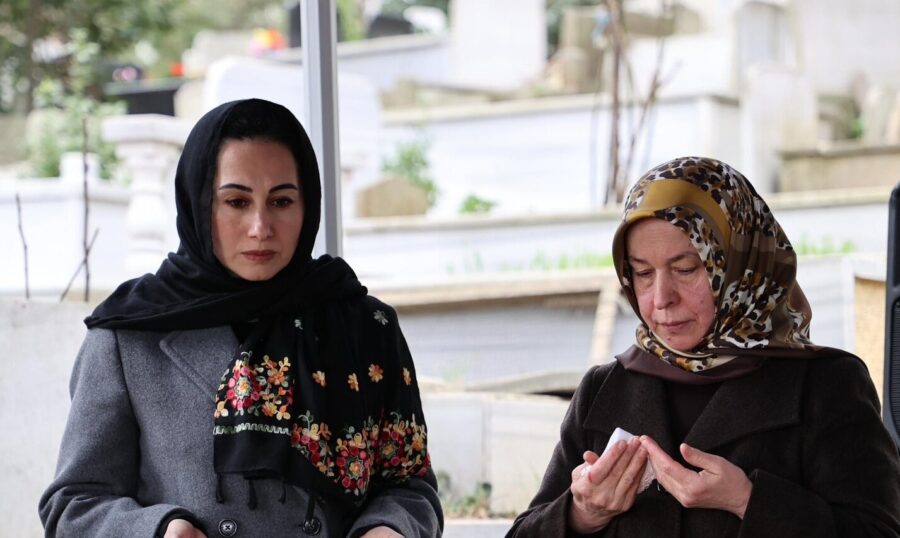 ozlem vural gurzel celikbileki kabri basinda andi 3 e1773930280848