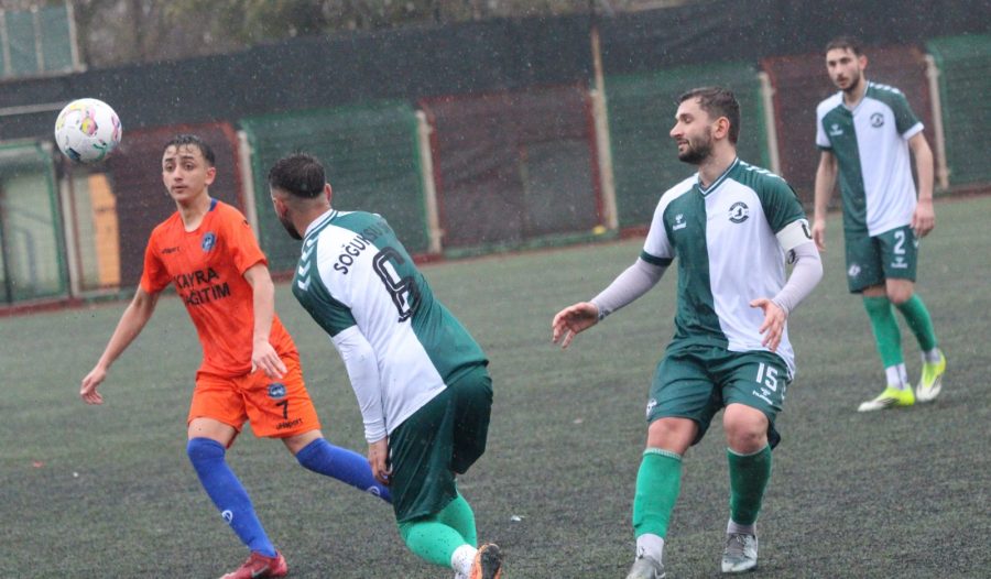 Soğuksuspor Beykoz’da direnmenin karşılığını aldı 2 Beykoz İlçesi temsilcisi Soğuksuspor, Üsküdar Çınarspor'u konuk ederken 2-0 geriye düştüğü karşılaşmada mücadeleden kopmamanın karşılığını 2-2'ye getirdiği oyunun ardından tek puanla aldı.