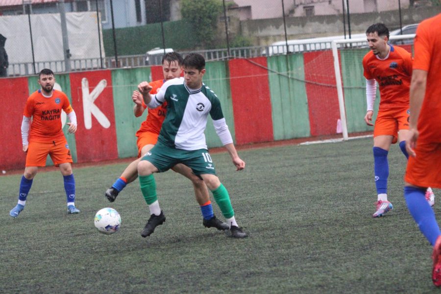 Soğuksuspor Beykoz’da direnmenin karşılığını aldı 3 Beykoz İlçesi temsilcisi Soğuksuspor, Üsküdar Çınarspor'u konuk ederken 2-0 geriye düştüğü karşılaşmada mücadeleden kopmamanın karşılığını 2-2'ye getirdiği oyunun ardından tek puanla aldı.