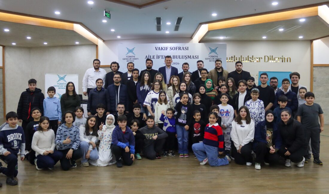 Türkiye Gençlik Vakfı (TÜGVA) Beykoz Şubesi gençleri iftar sofrasında bir