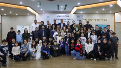 Türkiye Gençlik Vakfı (TÜGVA) Beykoz Şubesi gençleri iftar sofrasında bir