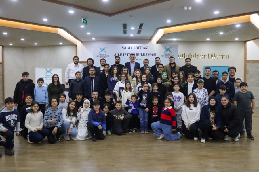 Türkiye Gençlik Vakfı (TÜGVA) Beykoz Şubesi gençleri iftar sofrasında bir