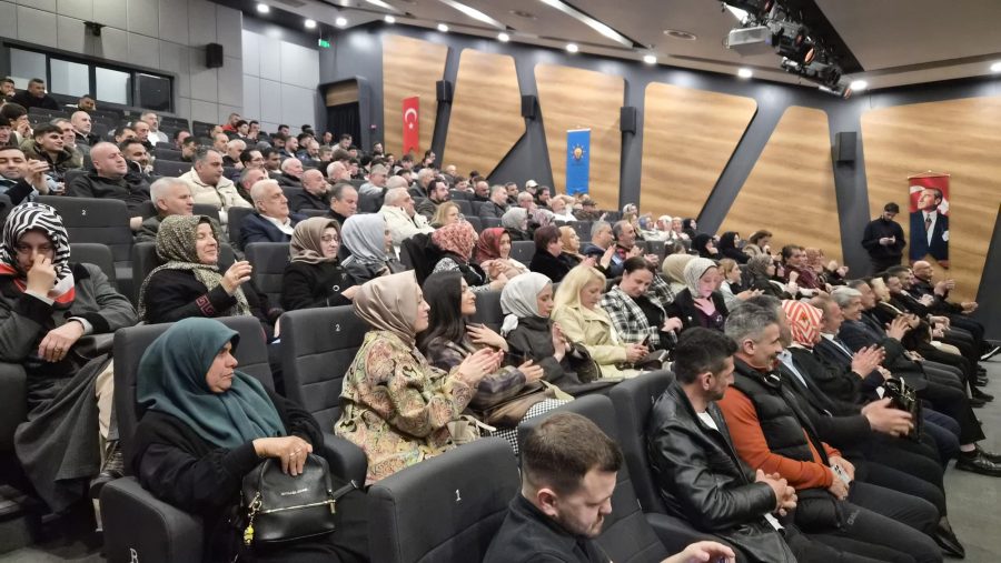 Vatandaşa hesap vermede hiçbir sorumluluk almayan AK Partili bazı isimlerin salon toplantılarında boy göstermelerine teşkilat mensuplarından tepki geldi. 
