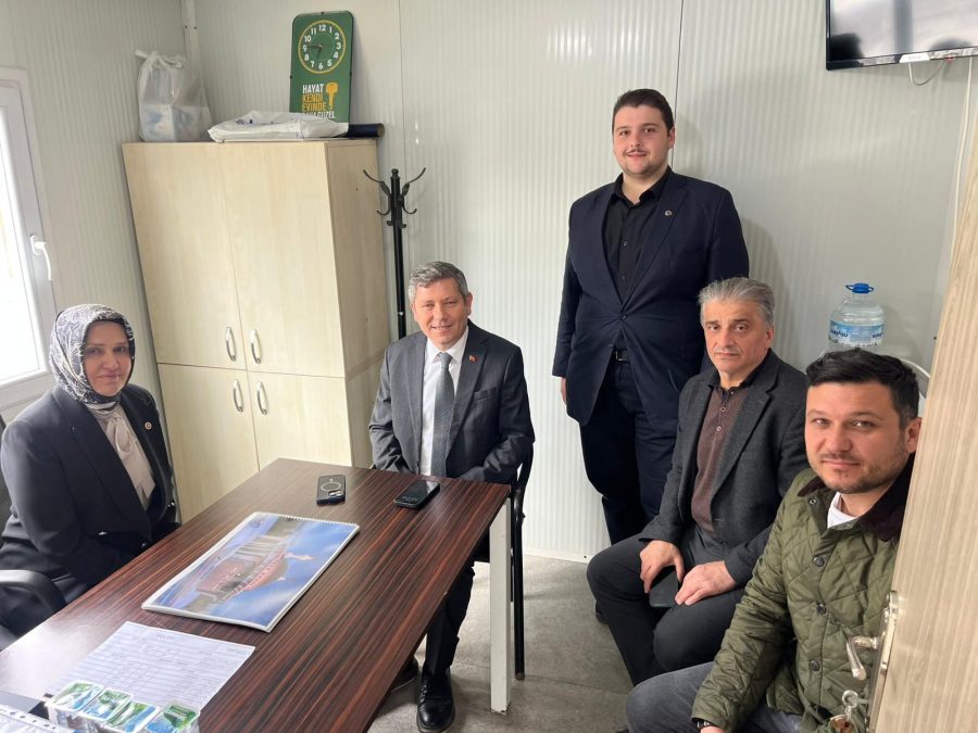 AK Parti İstanbul Milletvekili Ümmügülşen Öztürk, Beykoz Belediye Başkan Vekili Özlem Vural Gürzel, İlçe Başkanı Özkan Ayduğan ve Kadın Kolları Başkanı Nursel Şahin Yenimahalle’de vatandaşların kapısını çaldı. 