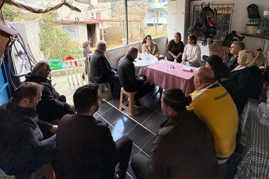 AK Parti İstanbul Milletvekili Ümmügülşen Öztürk, Beykoz Belediye Başkan Vekili Özlem Vural Gürzel, İlçe Başkanı Özkan Ayduğan ve Kadın Kolları Başkanı Nursel Şahin Yenimahalle’de vatandaşların kapısını çaldı. 