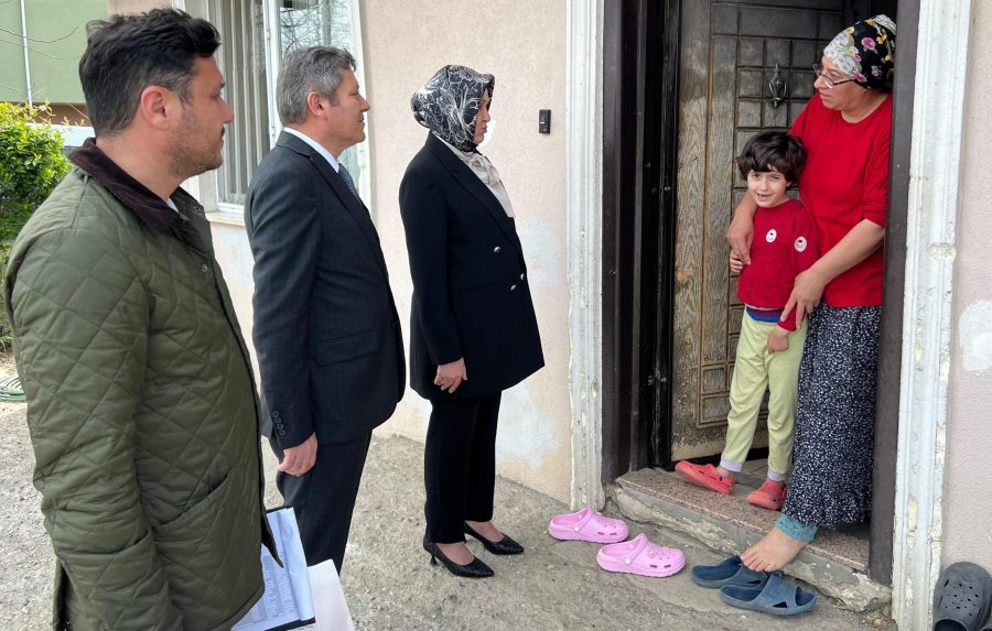 AK Parti İstanbul Milletvekili Ümmügülşen Öztürk, Beykoz Belediye Başkan Vekili Özlem Vural Gürzel, İlçe Başkanı Özkan Ayduğan ve Kadın Kolları Başkanı Nursel Şahin Yenimahalle’de vatandaşların kapısını çaldı. 