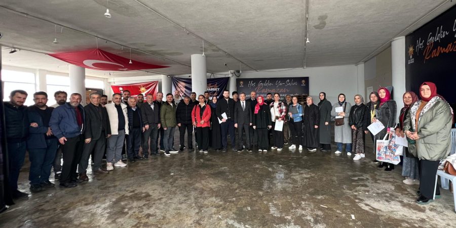 AK Parti İstanbul Milletvekili Ümmügülşen Öztürk, Beykoz Belediye Başkan Vekili Özlem Vural Gürzel, İlçe Başkanı Özkan Ayduğan ve Kadın Kolları Başkanı Nursel Şahin Yenimahalle’de vatandaşların kapısını çaldı. 