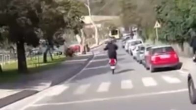Beykoz’da bir motosiklet sürücünün seyir halinde motosikletiyle yaptığı akrobasi hareketleri