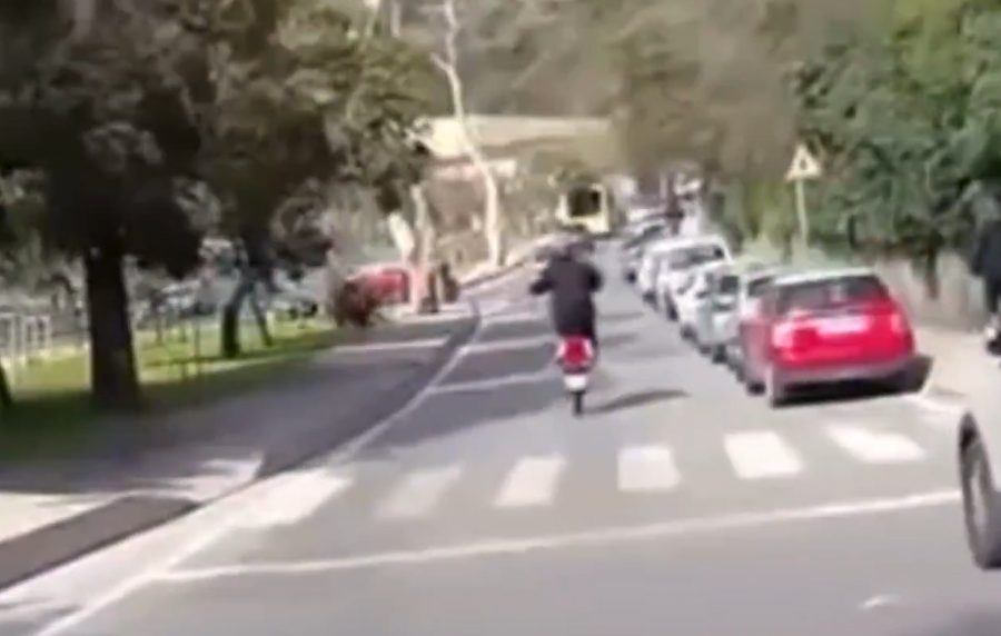 Beykoz’da bir motosiklet sürücünün seyir halinde motosikletiyle yaptığı akrobasi hareketleri