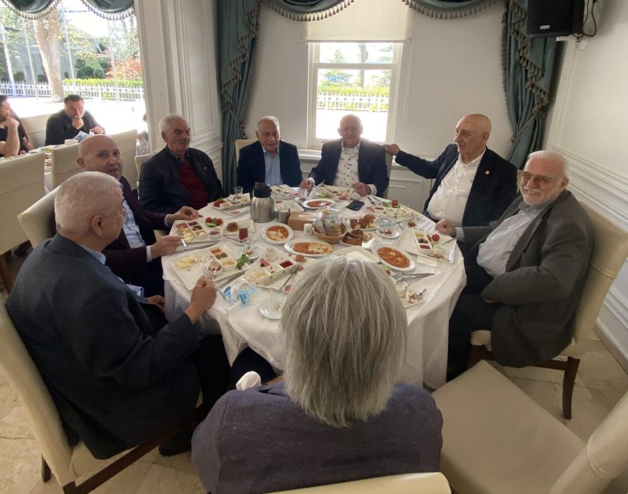 Sabah kahvaltısında buluşan Anavatan Partili isimler Beykoz’un simgesel mekanlarının tarihi gelişimini anlattı. Mecit Yılmaz Beykoz Stadı’nı, Ali Zengin’de Beykoz Korusu’nu konu edindi. 