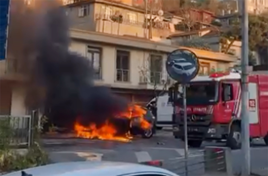Beykoz Çubuklu Mahallesi ana güzergahı üzerinde bir araç seyir halindeyken