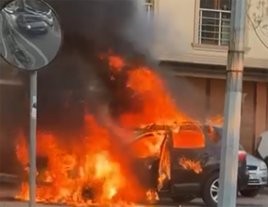 Beykoz Çubuklu Mahallesi ana güzergahı üzerinde bir araç seyir halindeyken yanmaya başladı. Şoförün terk ettiği araca ihbar üzerine olay yerine gelen itfaiye ekipleri müdahale etti.